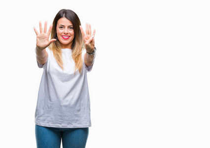 年轻美丽的女人休闲白色 t恤在孤立的背景显示和指向与手指数字九同时微笑自信和快乐