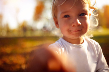美丽男孩的画像快乐的小男孩在秋天公园里