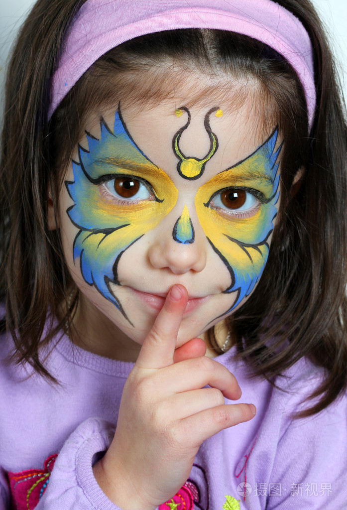 漂亮的女孩用手指散列.脸上画的一只蝴蝶