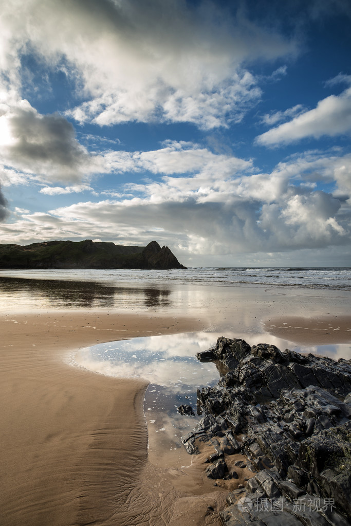 美丽的夏天日出景观在黄色沙滩