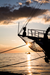 美丽的夕阳与小船海上图片