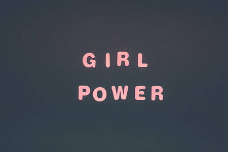 创造性的粉红色文本制作的塑料字母女孩权力写在黑色的纸背景与复制空间。女性授权概念, 女性博客或设计模板