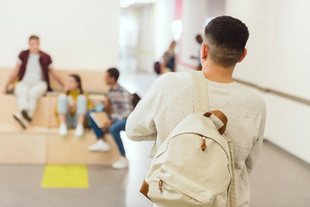 高中学生站在学校走廊的后排观