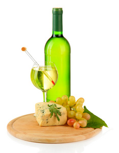 红酒 可口蓝奶酪和上切板 隔离白葡萄