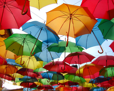 街装饰着彩色遮阳伞