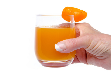 女人的手拿着一杯杏汁