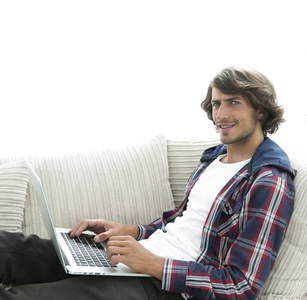 年轻人与一台手提电脑，坐在椅子上的肖像