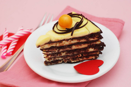 宴会或生日甜点在白色板材照片