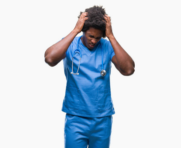 美国黑人外科医生的人在孤立的背景下患有头痛绝望和压力, 因为疼痛和偏头痛。手在头上