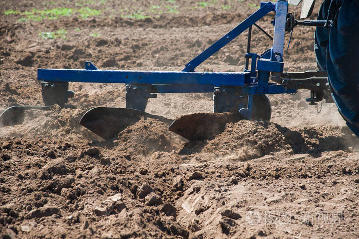 拖拉机犁耕田-准备播种的土地