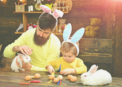 复活节快乐兔子的家庭与兔子耳朵