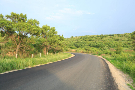 夏季农村沥青路面