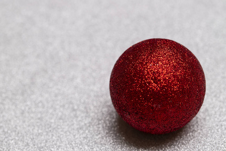 圣诞节装饰品, 可爱的红色球在白色背景与复制空间发送良好的感觉