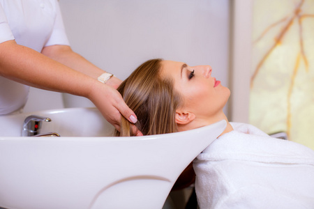 用洗发水洗头的女人.