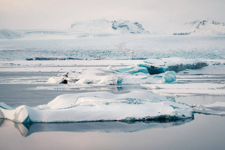 流行冰川泻湖的冬季风景视图与许多小冰山Jokulsarlon, 东部冰岛