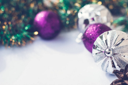 圣诞树紫色和银色装饰, 球在白色复古木背景