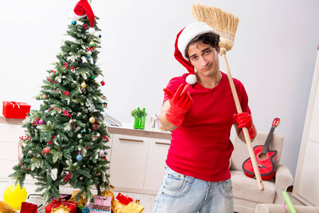 男子圣诞晚会后打扫他的公寓