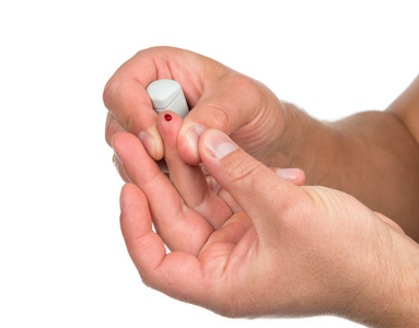 糖尿病病人的手指血来勉强维持血糖水平的血液测试照片