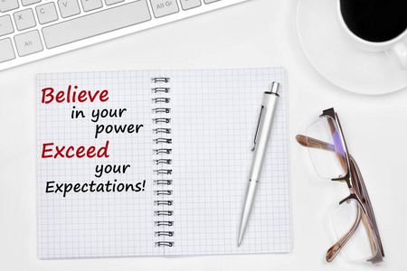 相信你的力量超过你的期望在笔记本上的文本图片
