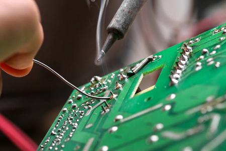 电阻零件电子设备,锡焊接零件的修复照片