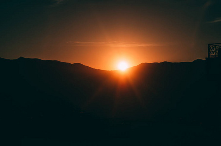 太阳坐在山上轮廓