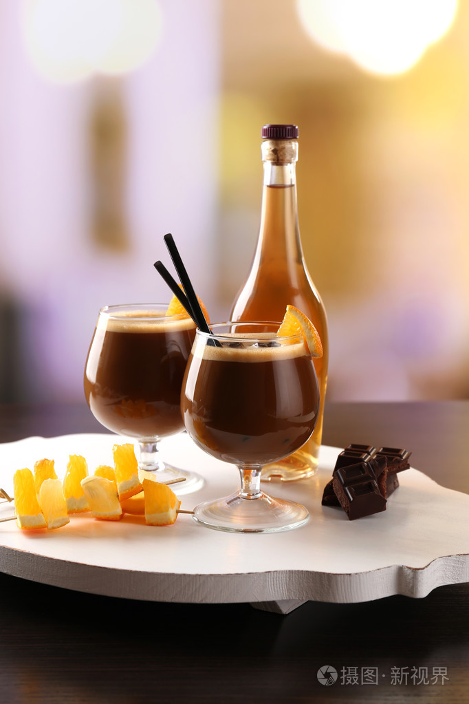 鸡尾酒桌上的咖啡