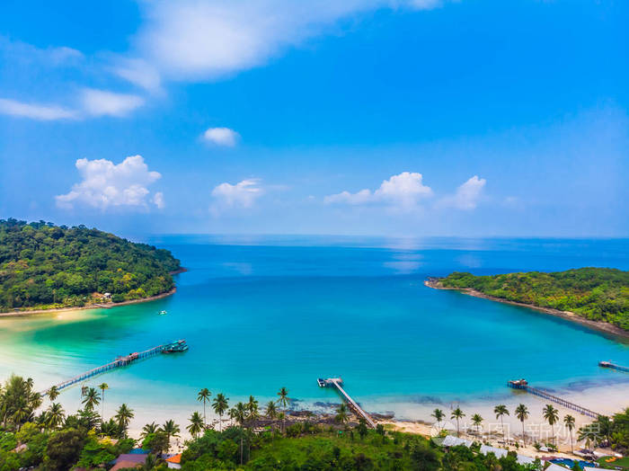 美丽的海景海滩和海洋与椰子棕榈树在天堂岛度假