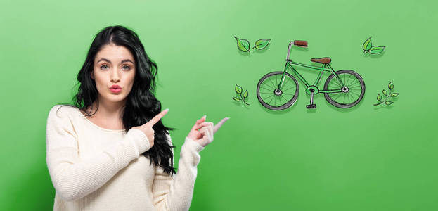 环保自行车与年轻女子
