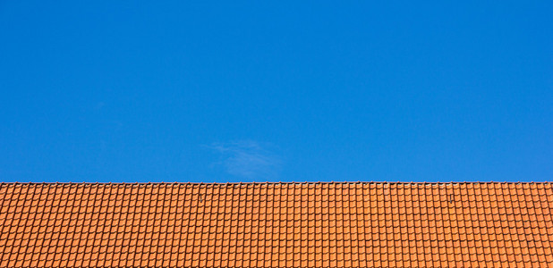 红屋顶的瓦片蓝天的衬托