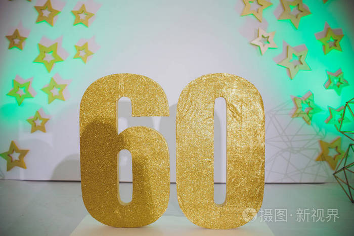 生日巧克力蛋糕与燃烧的蜡烛作为数字六十在褐色背景照片-正版商用图