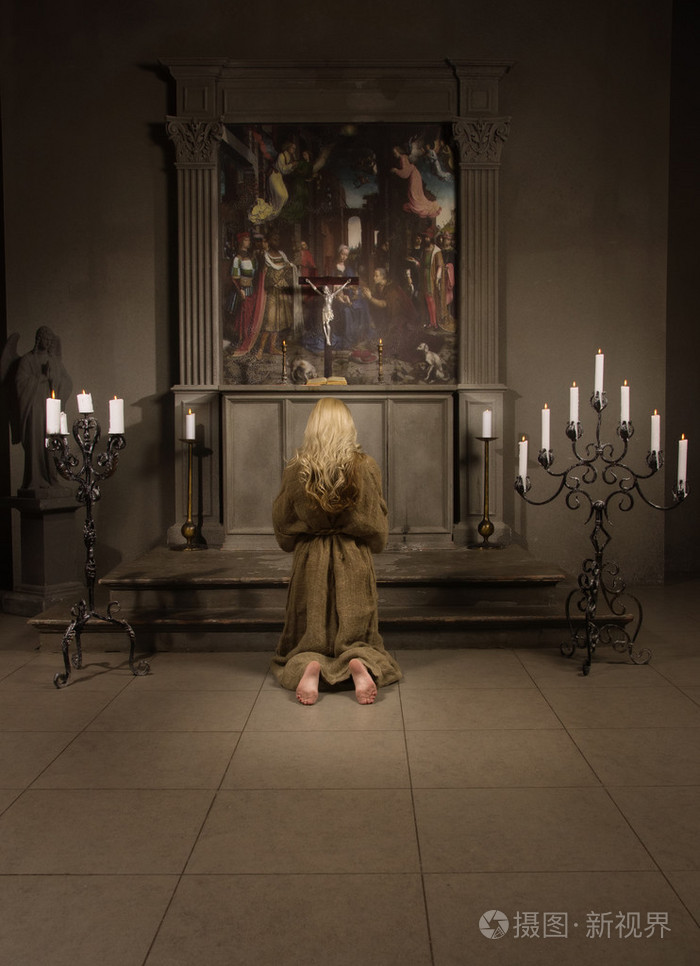 在教堂里祈祷罪人