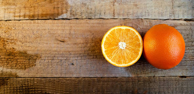 成熟的橙色在老木桌上