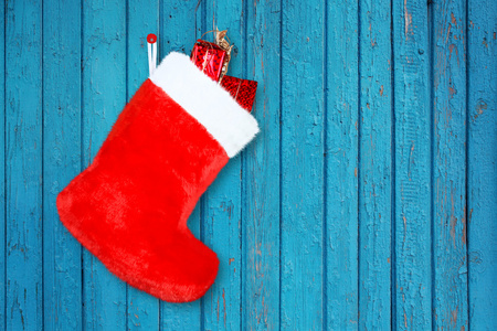 红色圣诞引导与背景木墙上的礼物