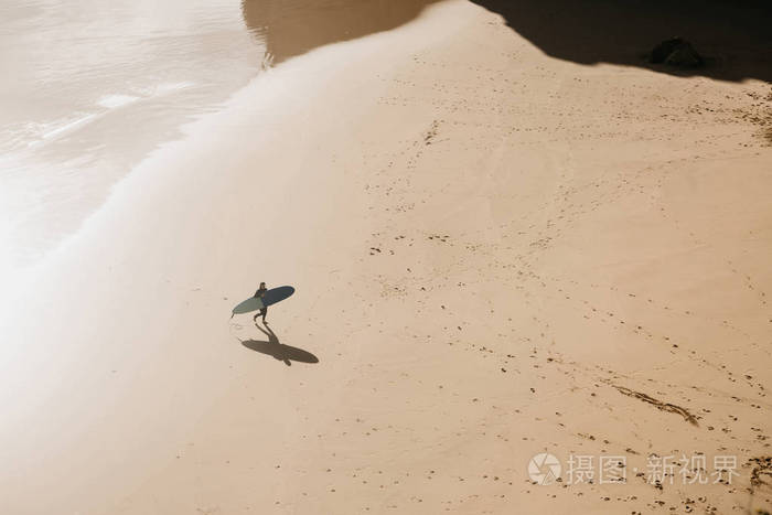 冲浪后冲浪者离开水中