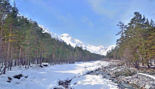 山的风景与被雪覆盖的山河