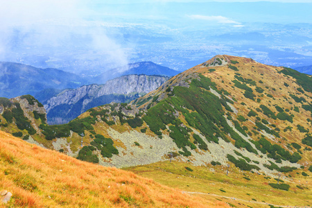 红色的山峰，越过 tatra 山脉波兰