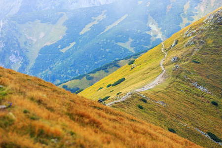 红色的山峰，越过 tatra 山脉波兰