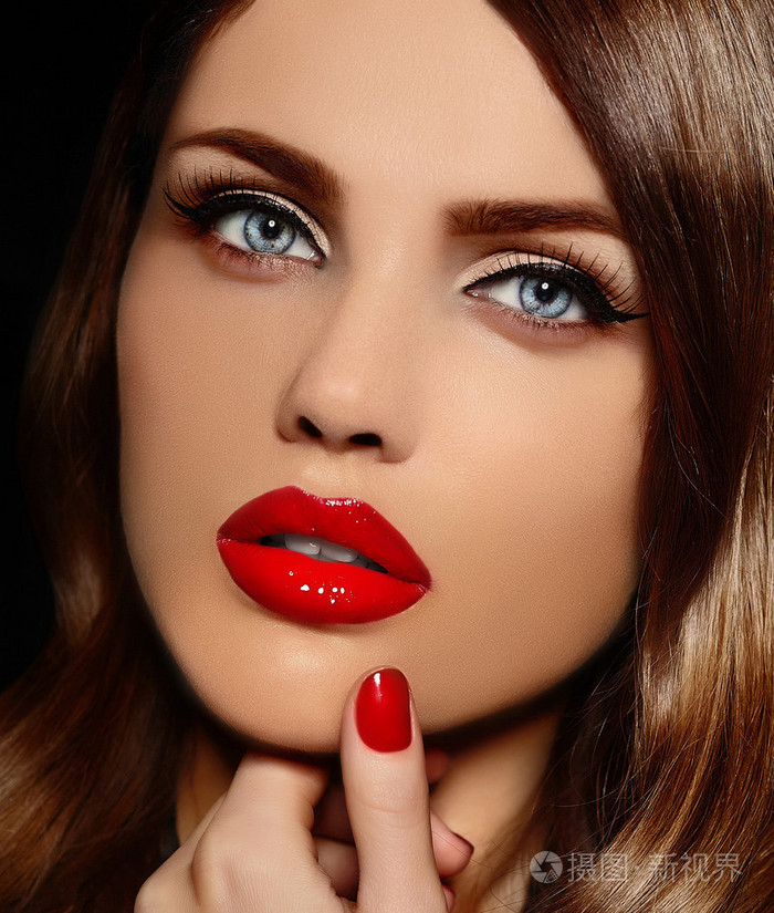 带红色的嘴唇,完美的清洁肌肤美丽, 性感, 时尚, 白种人, 少妇模型的