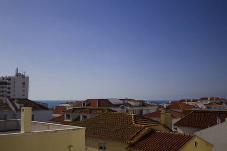 一个葡萄牙小镇的屋顶与海洋背景