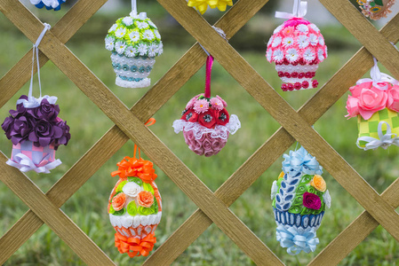 春季复活节彩蛋挂在木栅栏上