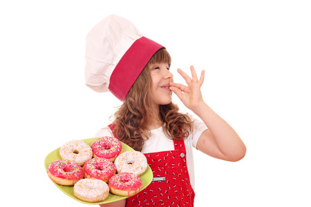 小女孩甜甜甜圈和 ok 手势与厨师