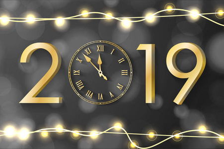 金色的新年2019概念与现实的圣诞灯黑色背景。向量贺卡例证与黄金数字和复古时钟