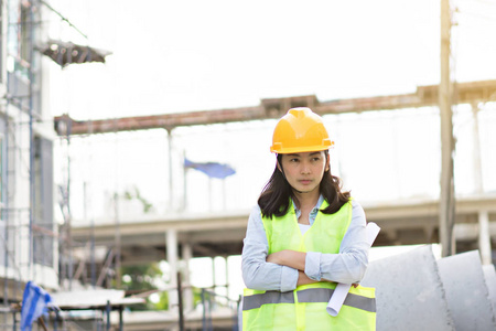女子工程戴黄色头盔, 在工地工作