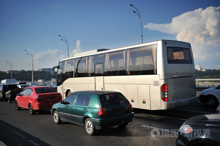 灰色的长途公共汽车在城市交通拥挤