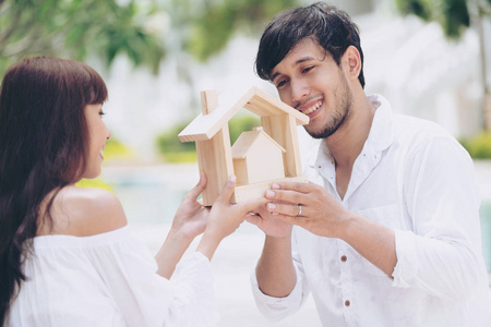 年轻夫妇计划买房子, 并有幸福的生活