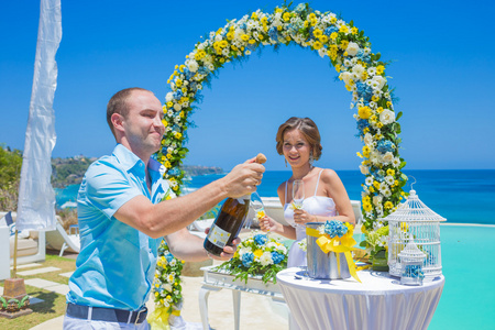 婚礼仪式在热带海岸行