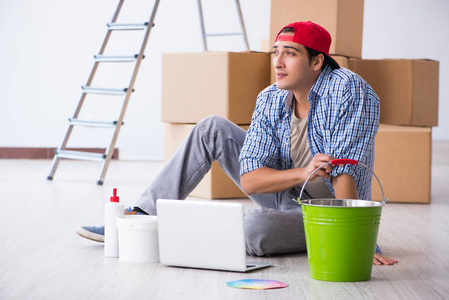 年轻画家承包商选择家居装修的颜色