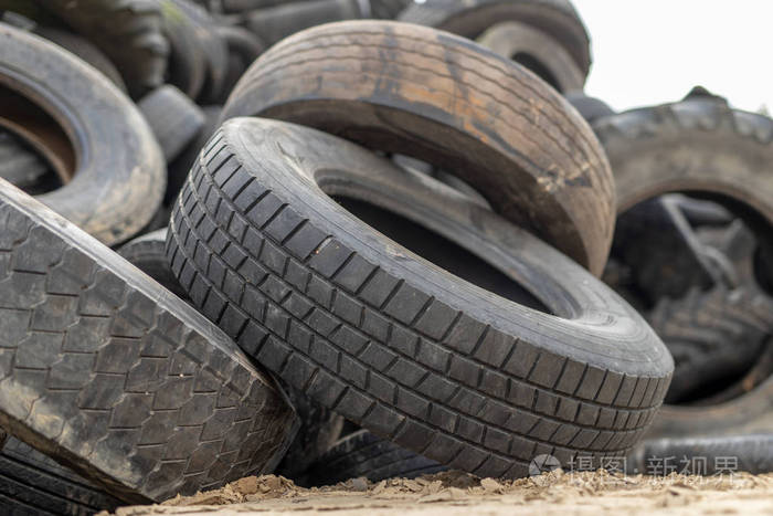 旧垃圾堆上的一堆轮胎.破旧不堪的轮胎堆积起来.秋天的季节