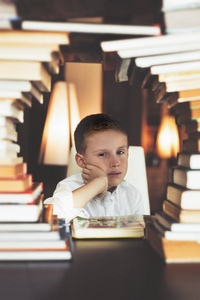 图书馆里的男孩正在看书。