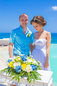 婚礼仪式在热带海岸行图片